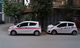 Hai chiếc xe bị phun sơn đỏ ở Phúc La (Hà Đông, Hà Nội).