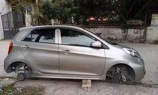 Chiếc xe ô tô bị mất trộm hai lốp.