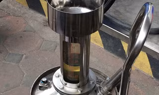 Cận cảnh kiểm tra cửa hàng xăng bị tố đổ sai 10 lít