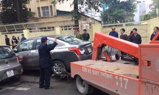 Dẹp loạn ô tô chiếm vỉa hè Sở Xây dựng Hà Nội