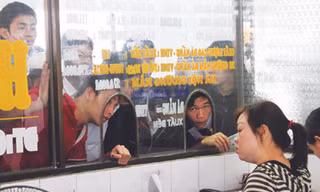 Hành khách tranh nhau mua vé tại bến xe Đà Nẵng