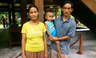 Cháu Minh cùng bố mẹ chụp ảnh tại nhà sàn Lăng Bác ngày cuối tuần