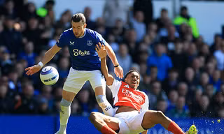 Arsenal mất điểm trên sân Everton