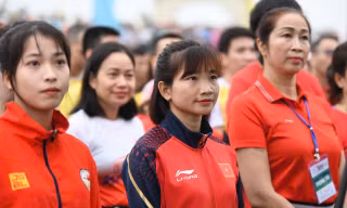 Nguyễn Thị Oanh, Lê Thị Tuyết và Lễ Thượng cờ đầy cảm xúc tại Tiền Phong Marathon 2025