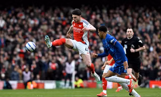 Arsenal thắng trận 'derby London'