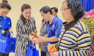 Thăm hỏi, tặng quà Tết đến nhân dân vùng căn cứ tại Bến Tre