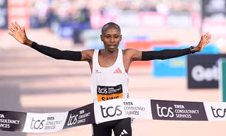 Màn bứt tốc ấn tượng đưa Sabastian Sawe lên đỉnh London Marathon 2025 