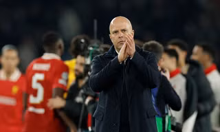 HLV Arne Slot thừa nhận Liverpool ăn may PSG 