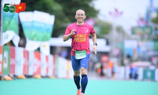 Tiếng Quốc ca nơi cổng Nghĩa trang đường 9 của runner Tiền Phong Marathon 2025