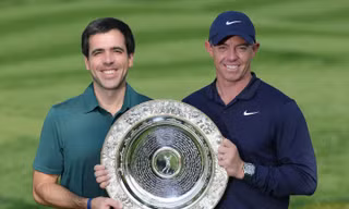 Rory McIlroy được trao giải thưởng "Người chơi xuất sắc nhất năm" bởi Javier Ballesteros