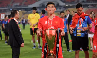 Vô địch ASEAN Cup 2024, tiền vệ Nguyễn Hai Long nhận quà đặc biệt