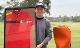 Chiếc áo đấu và túi gậy có chữ ký của Nguyễn Anh Minh, golfer nghiệp dư số 1 Việt Nam.