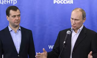 Tổng thống Dmitry Medvedev và Thủ tướng Vladimir Putin được dự đoán năm tới đổi vai cho nhau