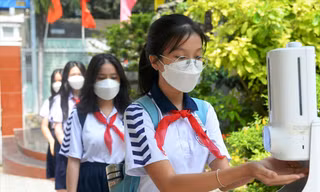 Học sinh Trường THCS Võ Trường Toản vệ sinh khử khuẩn trước khi vào lớp 