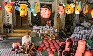  Ông Vũ Huy Đông làm mặt nạ giấy bồi