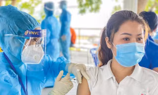 Vắc-xin sẽ giúp người lao động an toàn và tự tin 