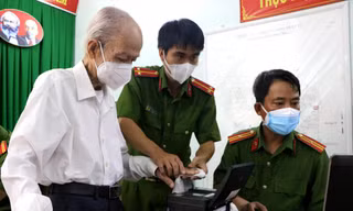 Công an TPHCM làm thủ tục cấp, đổi CCCD gắn chip cho người dân 