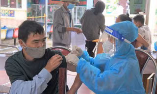 Tiêm vắc xin phòng COVID-19 cho người dân Ảnh: Tuấn Dũng 