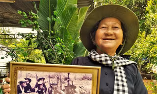 Chị Nguyễn Thị Nga với tấm ảnh chụp Đội nữ du kích Củ Chi năm 1966 Ảnh: T.N.A 