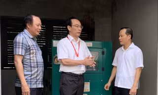 Kiểm tra máy phát điện dự phòng tại điểm thi Trường THPT chuyên Bắc Giang. Ảnh: Nghiêm Huê