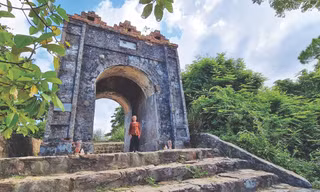 Đã hơn 30 năm nay, cụ Nguỳ vẫn thăm thẳm một mình lên chăm nom khu di tích này như sứ giả của trời đất