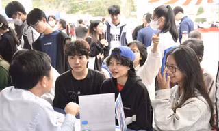 Thí sinh tìm hiểu thông tin tuyển sinh ĐH năm 2024 Ảnh: Nghiêm Huê