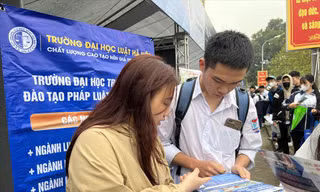Thí sinh tìm hiểu thông tin tuyển sinh năm 2024 Ảnh: Nghiêm Huê 