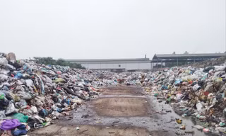 Rác thải tồn đọng ở điểm tập kết rác trong Khu công nghiệp Đại Đồng - Hoàn Sơn gây ô nhiễm Ảnh: Nguyễn Thắng
