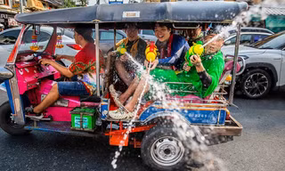 Người dân địa phương bắn súng nước
