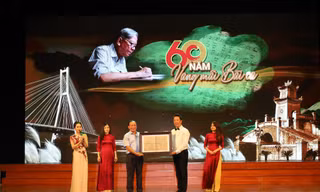 Nhạc trưởng Lê Phi Phi trao tặng bản gốc ca khúc Quảng Bình quê ta ơi! cho tỉnh Quảng Bình trong Đêm nhạc Hoàng Vân – 60 năm vang mãi một bài ca