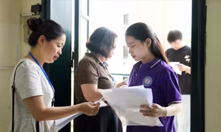 Thí sinh làm thủ tục dự thi chiều 26/6 tại Trường THPT Thăng Long, Hà Nội Ảnh: Mạnh Thắng 