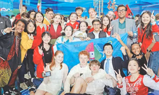 Lê Nguyệt Quỳnh (cầm cúp) cùng thí sinh nước ngoài sau chung kết cuộc thi Nhịp cầu Hán ngữ toàn thế giới 2023 Ảnh: NVCC 