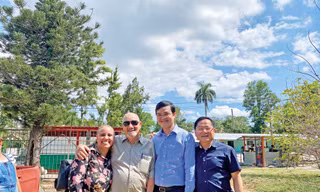 Bí thư thứ nhất T.Ư Đoàn Bùi Quang Huy cùng bố con chú Jose Alberty và tác giả ở ngoại ô La Habana