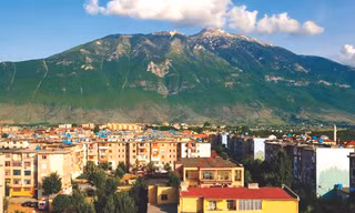  Kukes nằm dưới bóng của dãy núi cao chót vót gần biên giới Albania-Kosovo