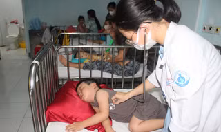 Trẻ mắc bệnh tay chân miệng điều trị tại khoa Nhiễm, Bệnh viện Nhi Đồng 1 TPHCM ảnh: Vân Sơn