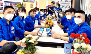 Đoàn viên ĐH Sư phạm Thể dục thể thao hào hứng cập nhật thông tin đoàn viên lên hệ thống 