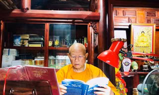 Hoà thượng Thánh Đức, trụ trì chùa Đức Trọng (Lâm Đồng) đọc cuốn Muôn kiếp nhân sinh. Ảnh: Đức Anh 