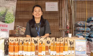 Chị Thu Nguyệt giới thiệu trà gừng Tâm Nguyên tại một hội chợ ở Đà Nẵng