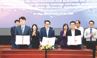 Anh Nguyễn Văn Minh Đức (bìa phải, đại diện VKAI Hub) kí kết hợp tác với Hiệp hội Trí tuệ nhân tạo Hàn Quốc để xây dựng Hệ sinh thái toàn cầu về trí tuệ nhân tạo Ảnh: Giang Thanh 