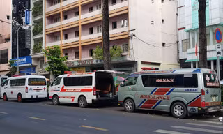 Xe cấp cứu chờ nhận bệnh nhân ở quận 5, TPHCM ảnh: Vân Sơn 