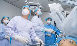 Bác sĩ Bệnh viện K phẫu thuật nội soi cho bệnh nhân ung thư 