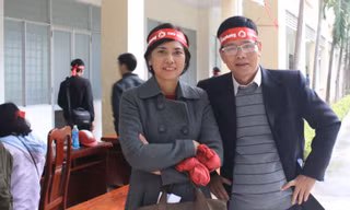 Anh Lê Công Đỉnh (bìa phải) thay mặt báo Tiền Phong tại miền Trung trao hỗ trợ cho những gia đình bị thiệt hại do bão Sangxane - Đà Nẵng năm 2006 (Ảnh: Nguyễn Huy)