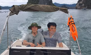 Tác giả trải nghiệm lái ca nô ở biển Vân Đồn