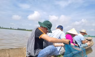 Khách du lịch trải nghiệm mùa nước nổi tại Tổ hợp tác sản xuất sinh thái Quyết Tiến ở ấp Long An A, xã Phú Thành A (Tam Nông, Đồng Tháp) Ảnh: PV 