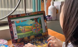 Học sinh nghiện game, cày game trong cả giờ học trực tuyến. ảnh: Như Ý