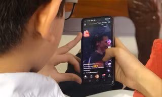 Một bạn trẻ chăm chú xem Tiktok 
