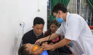 Cán bộ y tế huyện Ea Súp thăm khám sức khỏe cho trẻ em 
