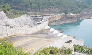 Hạn hán kéo dài, lượng nước về hồ thấp khiến thủy điện Hòa Bình chỉ đủ nước để chạy máy trong vòng 12 ngày tới Ảnh: Cấn Dũng