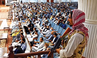 Chiến binh Taliban giám sát một buổi họp