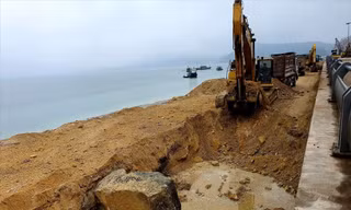 Một khối lượng lớn đất đá đổ xuống vịnh Bái Tử Long trong những ngày Tết Nguyên đán